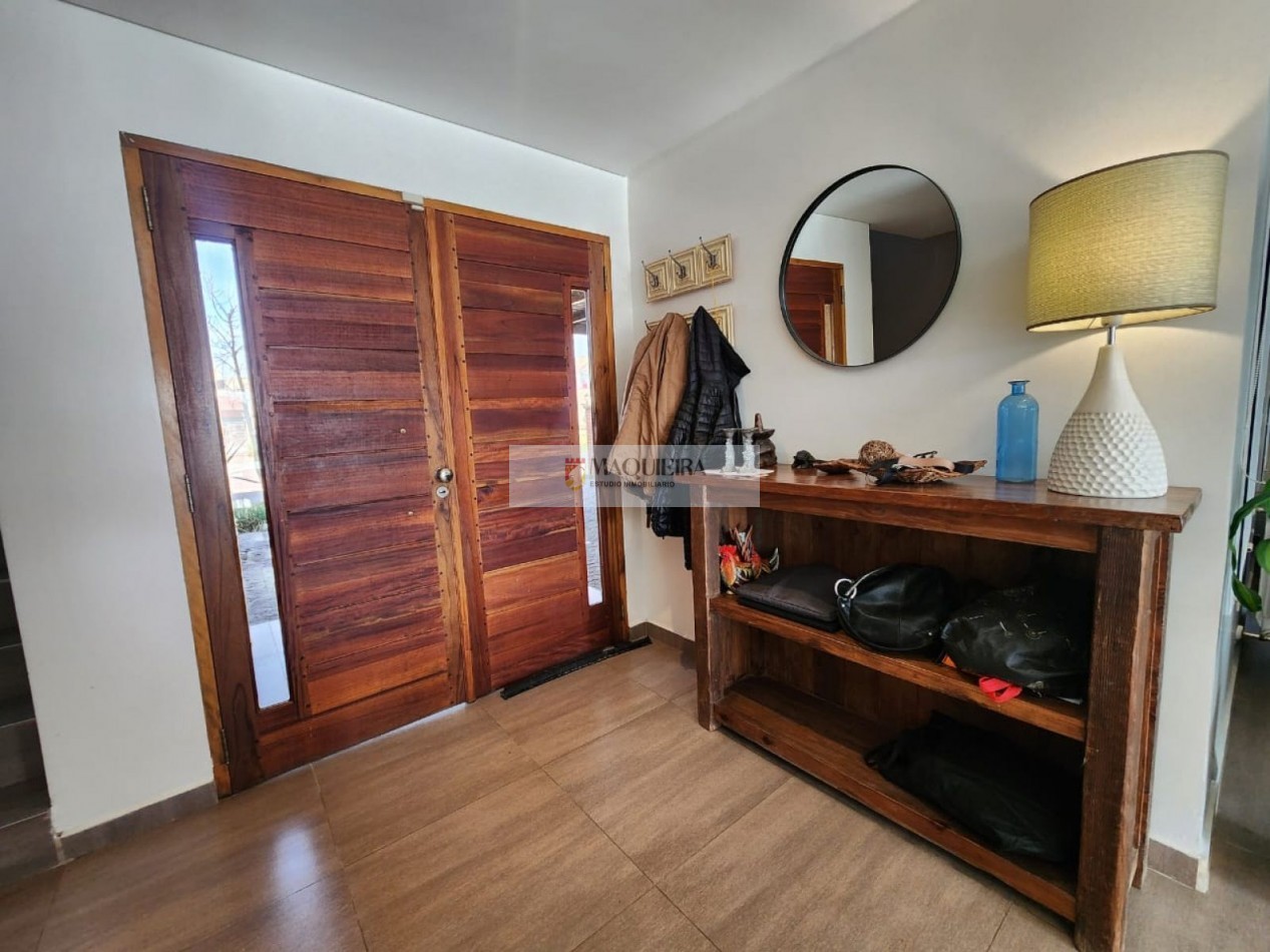 HERMOSA CASA EN VENTA - 6 Ambientes CON PARQUE Y PILETA en BARRIO San Alfonso -Pila