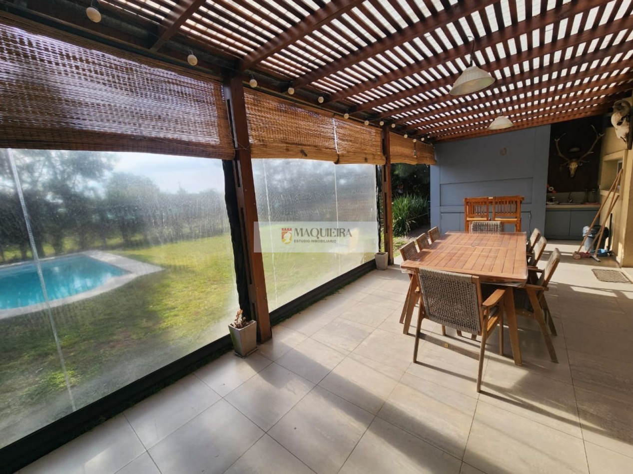 HERMOSA CASA EN VENTA - 6 Ambientes CON PARQUE Y PILETA en BARRIO San Alfonso -Pila