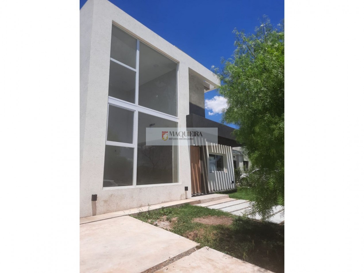 HERMOSA PROPIEDAD EN 1 PLANTA! IMPERDIBLE OPORTUNIDAD! 3 DORM. 1 SUITE C/VEST.