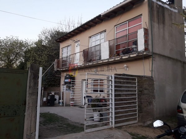 CASA EN BLOCK CON ENTRADA DE AUTOS Y DOS DPTOS. AL CFTE.