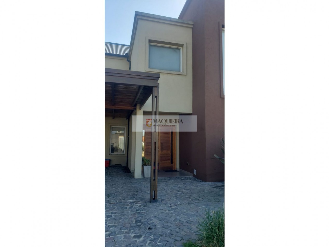 HERMOSA CASA EN VENTA - 6 Ambientes CON PARQUE Y PILETA en BARRIO San Alfonso -Pila