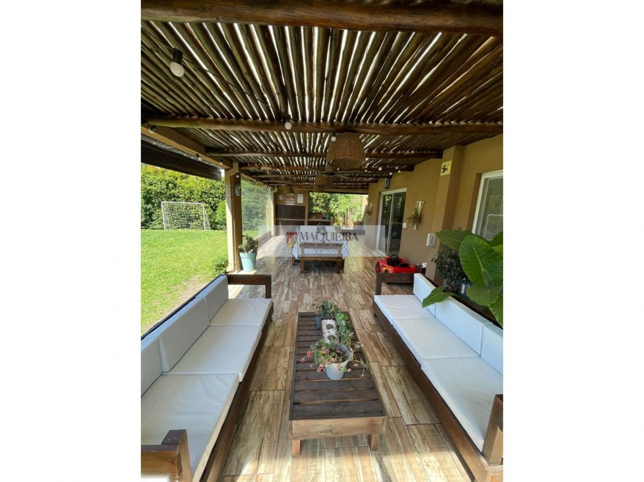 HERMOSA CASA EN VENTA - 6 Ambientes CON PARQUE Y PILETA en BARRIO Santa Guadalupe -Pilar