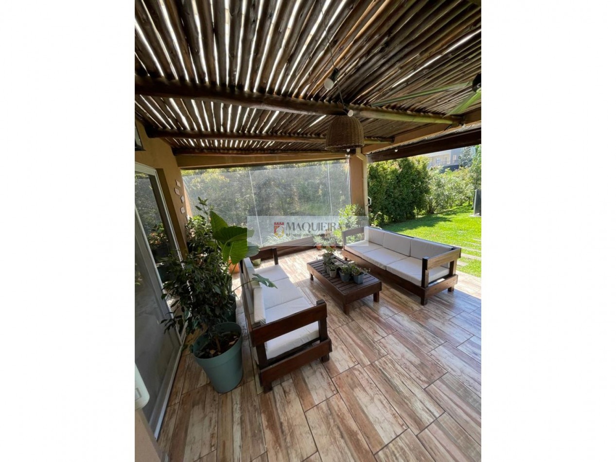 HERMOSA CASA EN VENTA - 6 Ambientes CON PARQUE Y PILETA en BARRIO Santa Guadalupe -Pilar