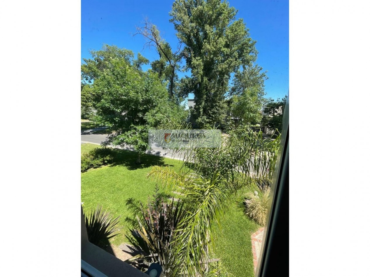 HERMOSA CASA EN VENTA - 6 Ambientes CON PARQUE Y PILETA en BARRIO Santa Guadalupe -Pilar