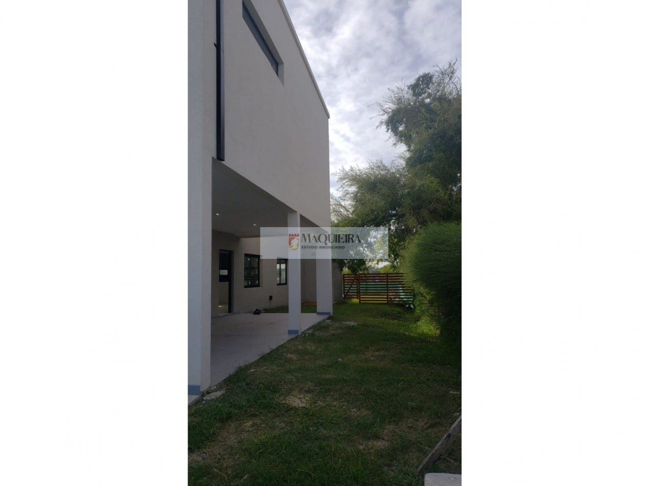 IMPERDIBLE PROPIEDAD! DOS PLANTAS, 4 DORM, 1 SUITE, 1 SERVICIO. GALERIA CUB. Y PARRILLA