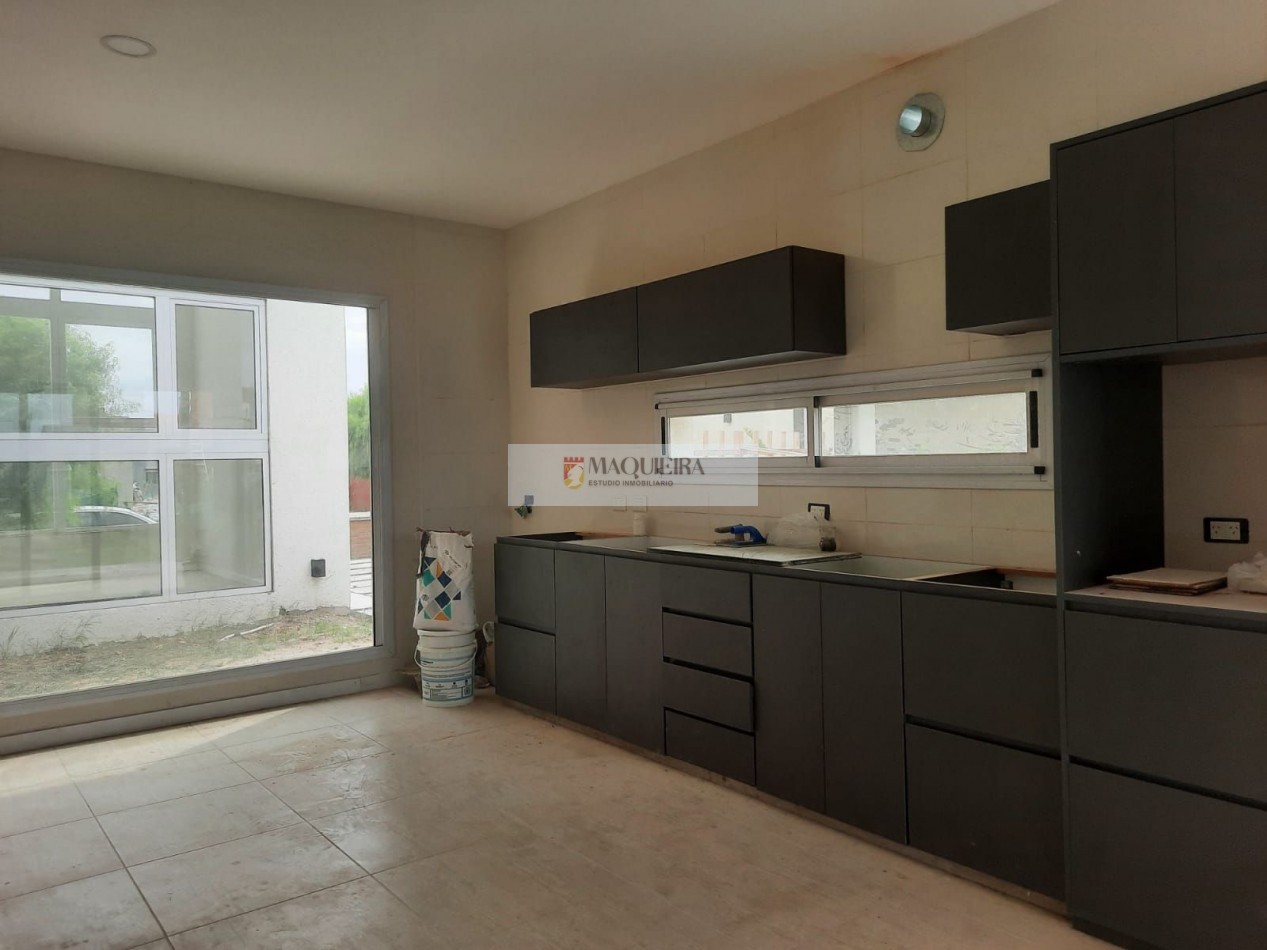 HERMOSA PROPIEDAD EN 1 PLANTA! IMPERDIBLE OPORTUNIDAD! 3 DORM. 1 SUITE C/VEST.