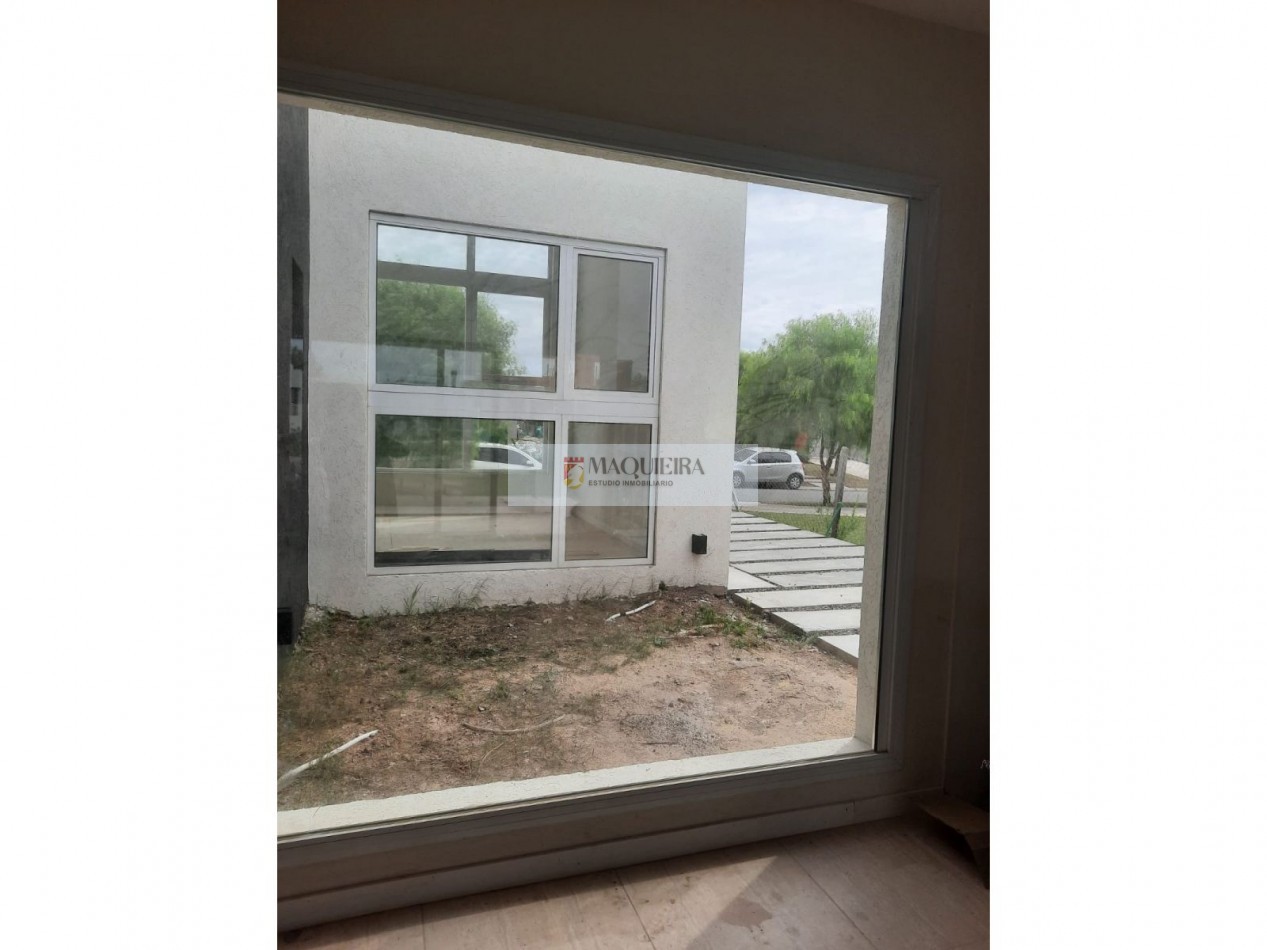 HERMOSA PROPIEDAD EN 1 PLANTA! IMPERDIBLE OPORTUNIDAD! 3 DORM. 1 SUITE C/VEST.