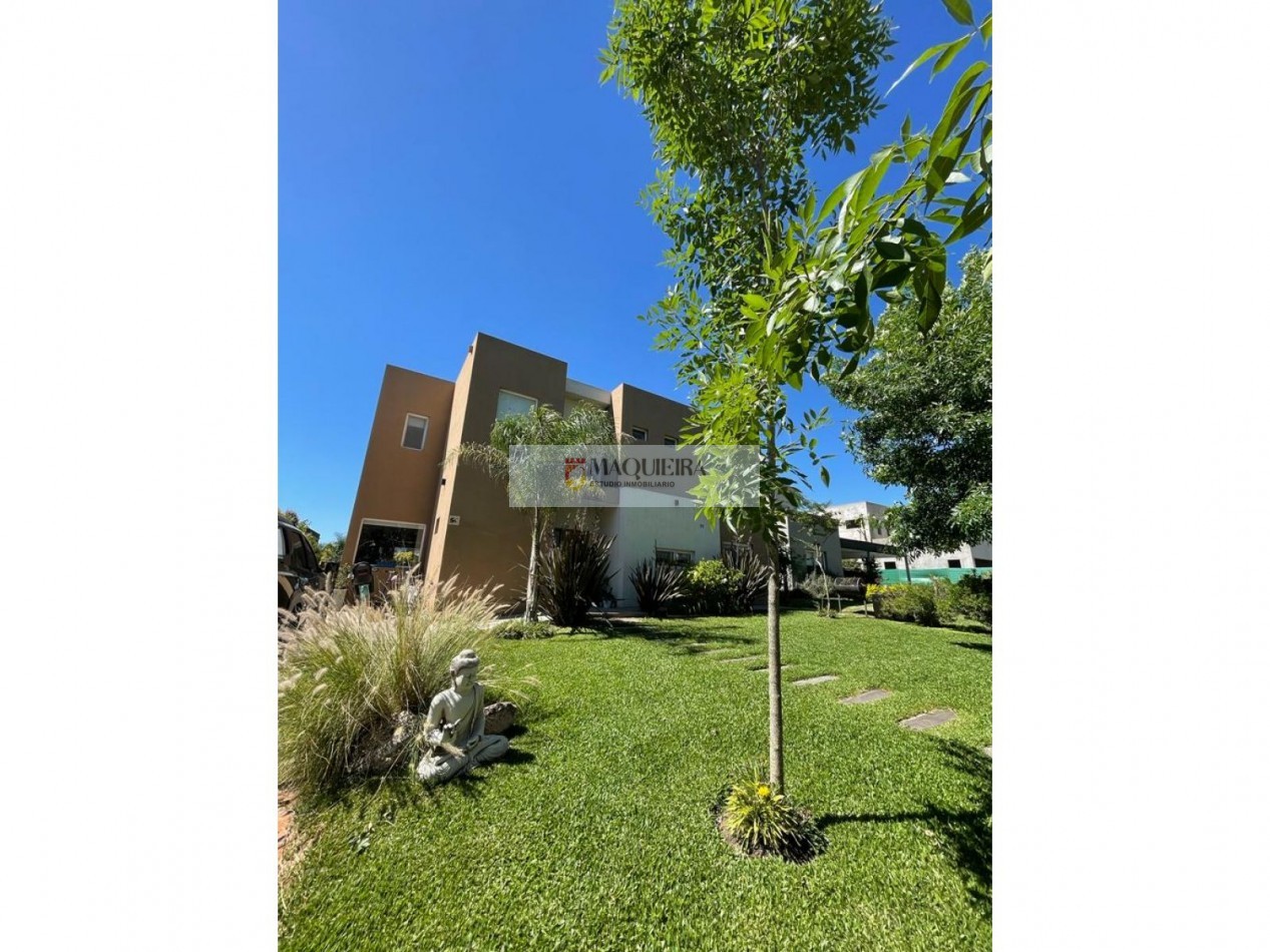 HERMOSA CASA EN VENTA - 6 Ambientes CON PARQUE Y PILETA en BARRIO Santa Guadalupe -Pilar