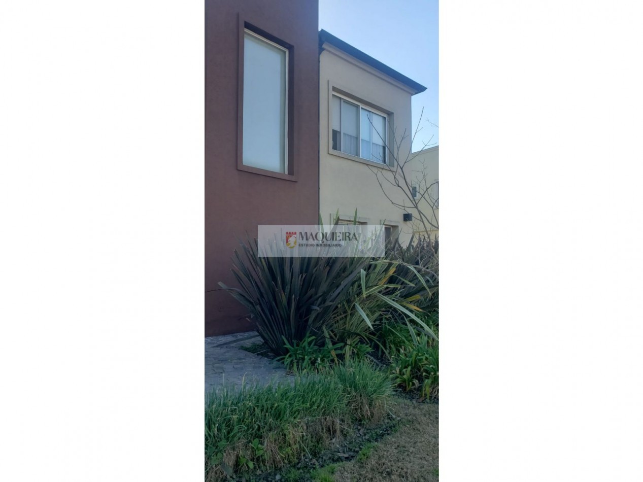 HERMOSA CASA EN VENTA - 6 Ambientes CON PARQUE Y PILETA en BARRIO San Alfonso -Pila