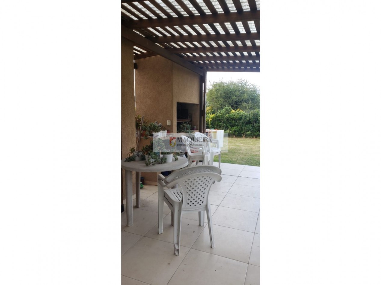 HERMOSA CASA 4 AMB. 3 DORM 1 EN SUITE C/VEST.