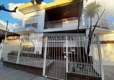 VENTA DE CASA APTA CREDITO EN JOSE C.PAZ-5AMB CON PATIO -2BAÑOSY 4COCHERAS