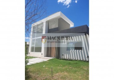 HERMOSA PROPIEDAD EN 1 PLANTA! IMPERDIBLE OPORTUNIDAD! 3 DORM. 1 SUITE C/VEST.