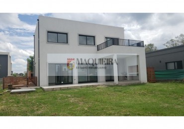HERMOSA CASA DE4 AMBIENTES EN BARRIO SAN PABLO! 3 DORM. 1 EN SUITE C/VEST. GALERIA, AMPLIO PARQUE