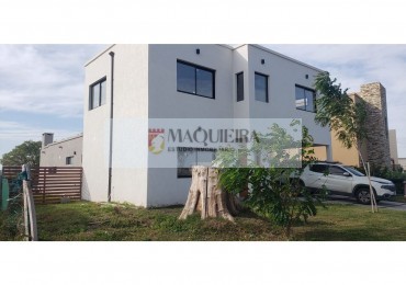 IMPERDIBLE PROPIEDAD! DOS PLANTAS, 4 DORM, 1 SUITE, 1 SERVICIO. GALERIA CUB. Y PARRILLA